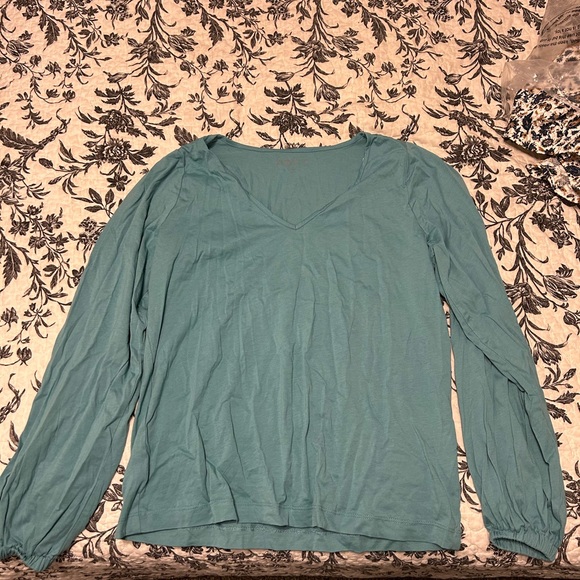 NWT LOFT Pleated V-neck Long Sleeve Tea - Picture 2 of 2